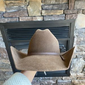 Baileys 5X Beaver Cowgirl hat in brown felt. Size 6 5/8”. Beautiful hat